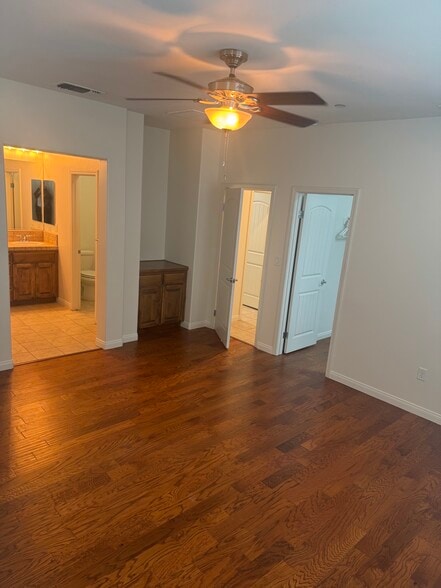 Building Photo - 9909 Swansboro Way