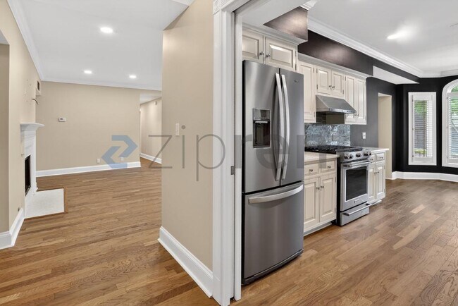 Building Photo - 3638 Peachtree Rd NE