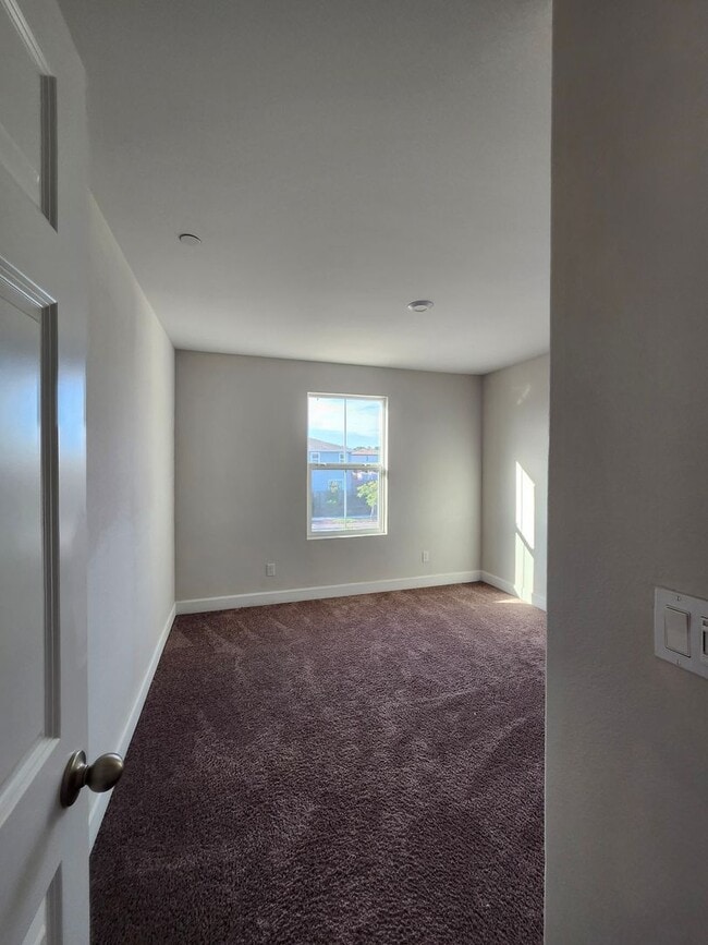 Building Photo - Beautiful Plumas Lake home on a large lot with SOLAR