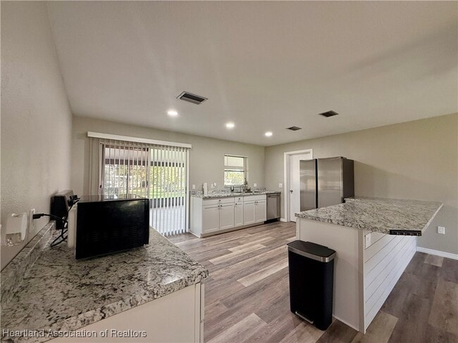 Building Photo - 10345 SW Riverview Cir