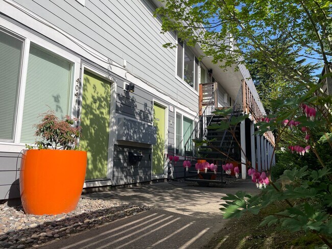 Building Photo - Upper 2bed, hardwoods, dishwasher, on-site...