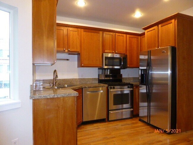 Building Photo - Beautiful 3 Bed 2.5 Bath Townhome in Roosevelt, Seattle