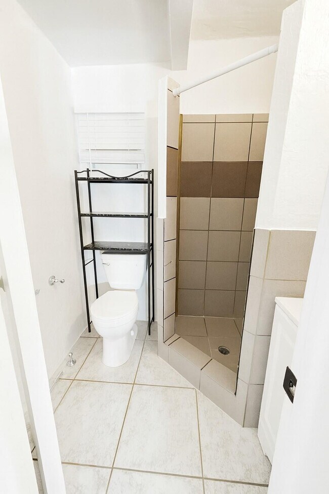 Building Photo - 1100 NE 12th Ave