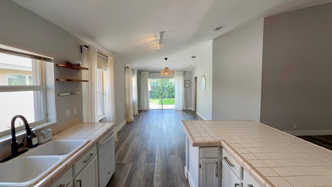 Building Photo - 5465 Grande Palm Cir