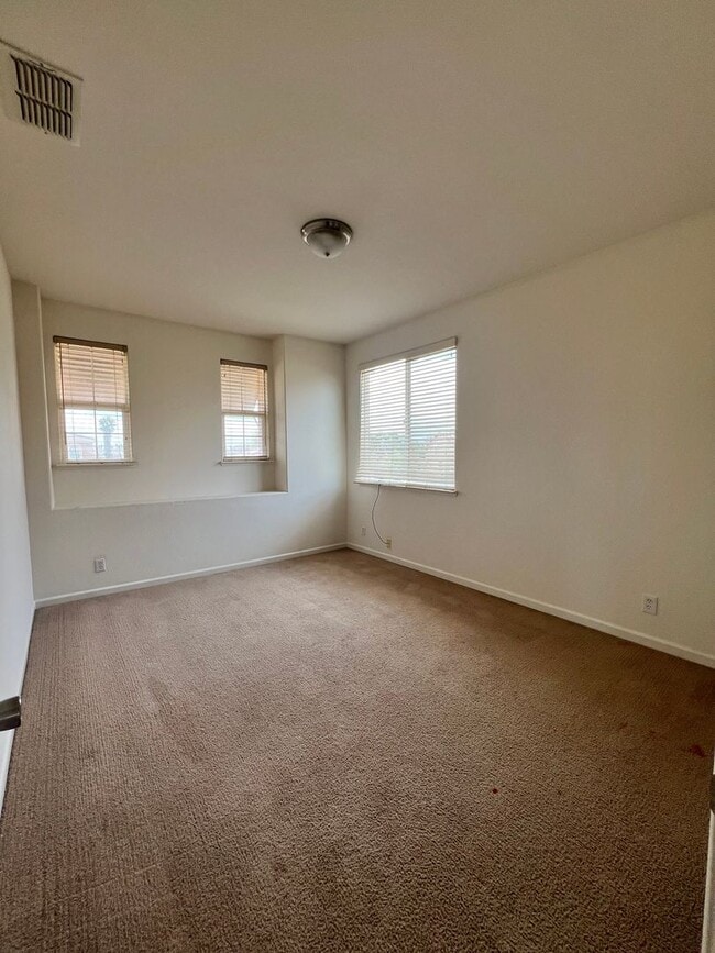 Building Photo - Luxury LAKEFRONT property!!!