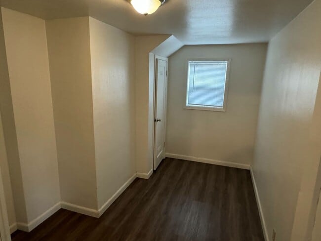 Building Photo - 2 Bedroom Triplex Unit in Springfield