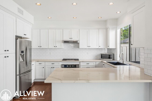 Building Photo - Beautiful 3 Bedroom, 2.5 Bathroom Home in the Heart of Tustin Ranch