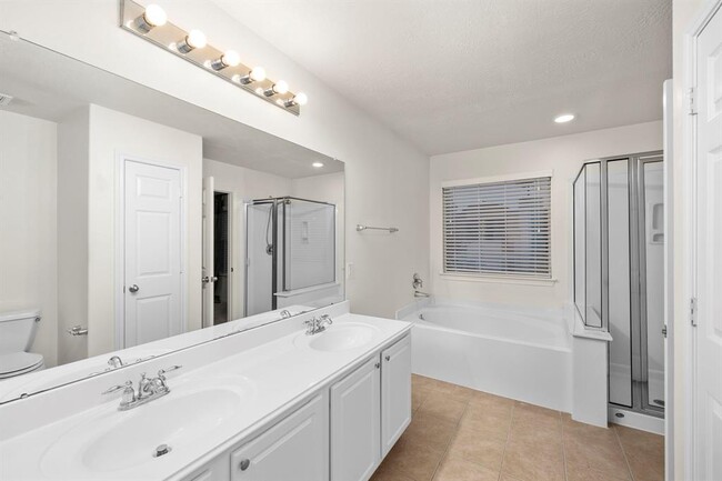 Building Photo - 12475 Saratoga Woods Ln