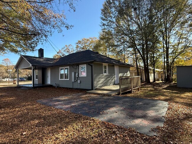 Building Photo - 820 Hamrick St