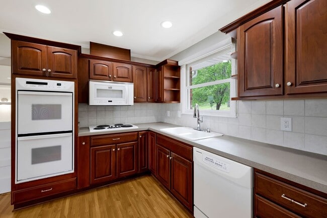 Building Photo - Awesome 3BE/2BA ranch style home in the WestMeade area!