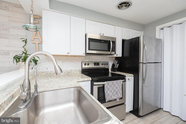 Beautiful White Cabinetry - 8822 Dowling Park Pl