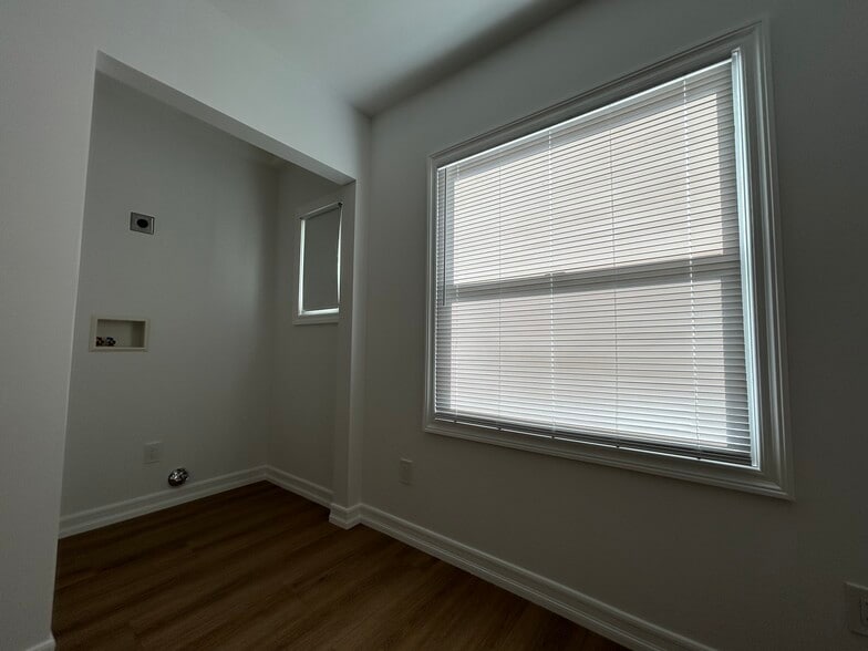 Building Photo - 1533 Freeman Ave