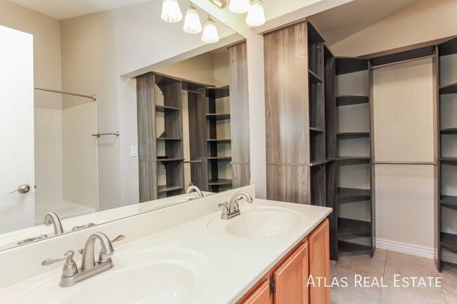 Building Photo - 1365 N Culpepper Ave