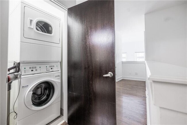 Building Photo - 1221 Caroline St NE