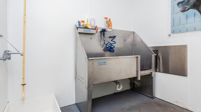 Building Photo - 10422 Huebner Rd