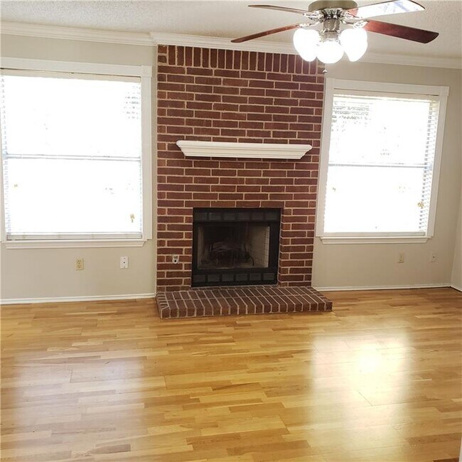 Building Photo - 8440 Fern Bluff Ave