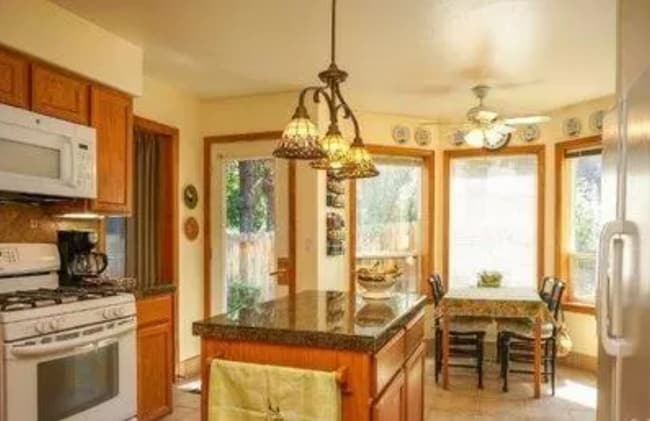 Building Photo - Spacious 4 Bed/2.5 Bath Home on Cul-De-Sac - NE Bend