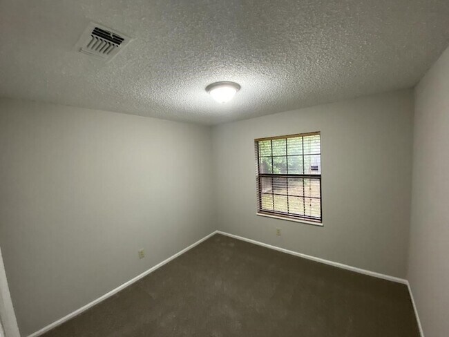 Building Photo - 1105 Montclair Dr