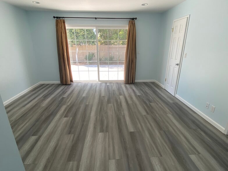 Master bedroom - 7711 Van Noord Ave
