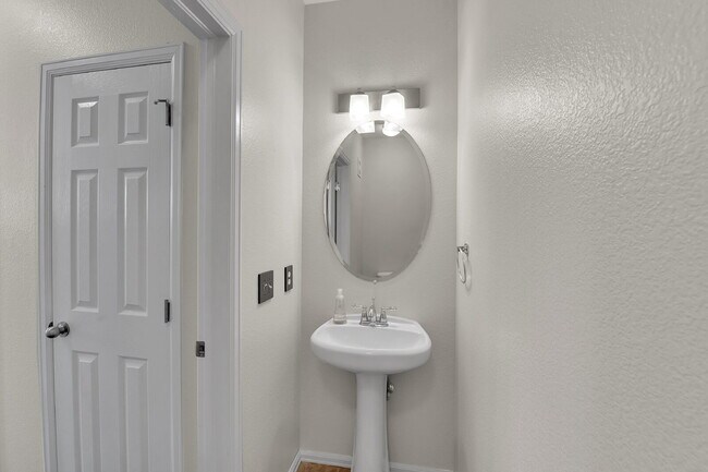 Building Photo - $1,800 - 1 Bed, 1.5 Bath Condo in Denver with In Unit Laundry in Great Location!