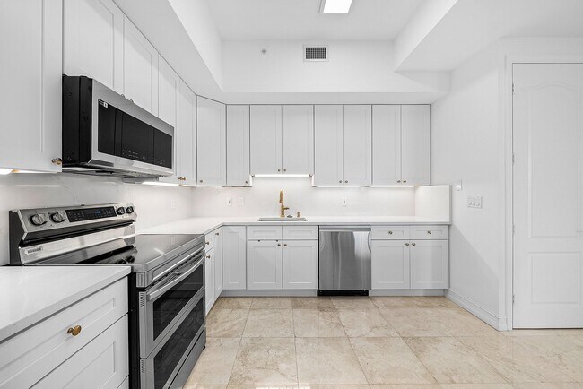 Building Photo - 550 SE Mizner Blvd