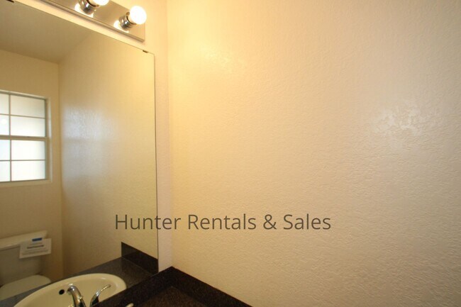 Building Photo - 2 Bedroom Townhome Ready For You!