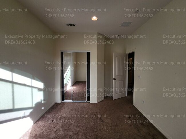 Building Photo - 3 bedroom/ 2.5 bathroom town home located in a secured gated community.