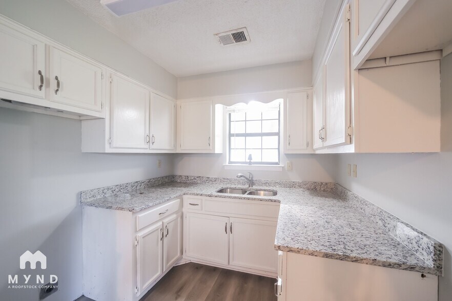 Building Photo - 7260 Northbrook Dr