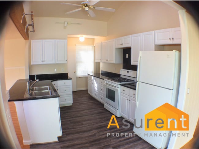 Building Photo - 3-Bedroom/2-Bathroom Home with Amazing Vie...