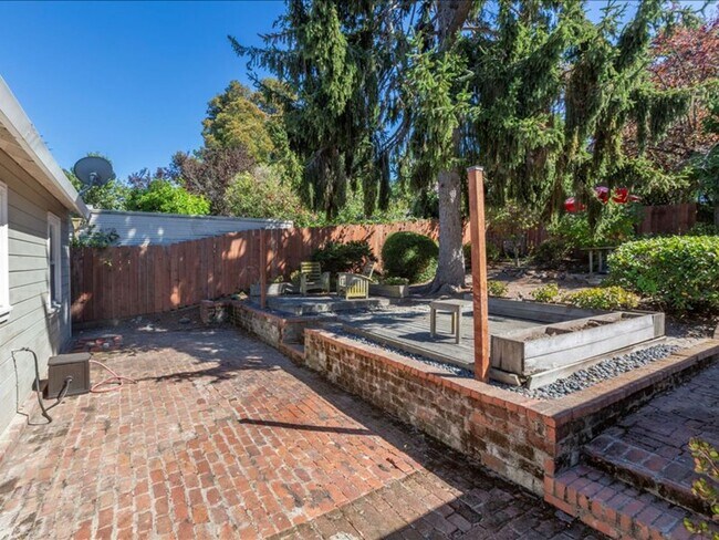 Building Photo - Sunny & Bright Bungalow in King Estates