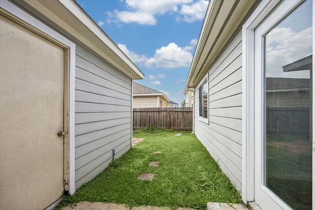 Building Photo - 6106 Settlers Lake Cir E