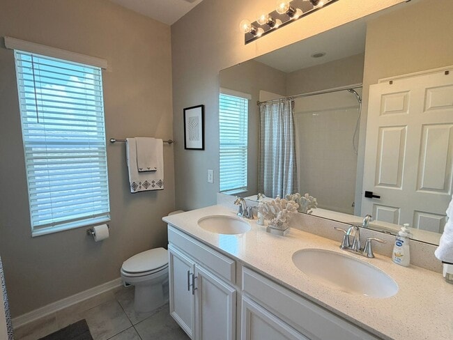 Building Photo - 1659 Chatsworth Cir