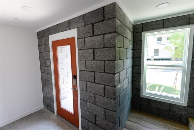 Building Photo - 427 W 10th St