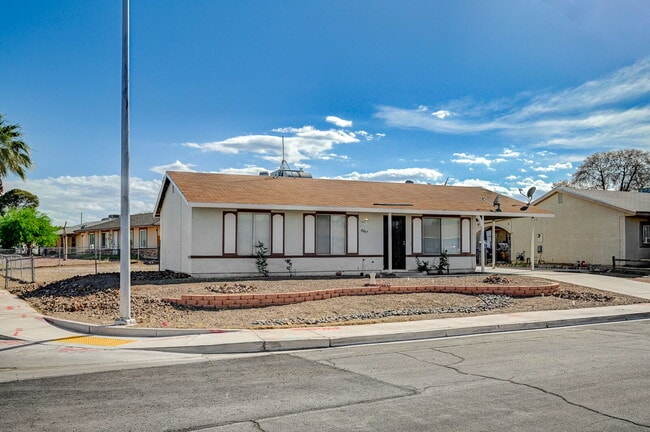 Building Photo - Freshly renovated 3 bed 2 bath single stor...