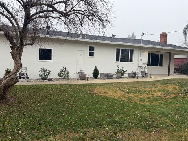 Building Photo - Adorable 3 bedroom 1.5 bath home garden setting