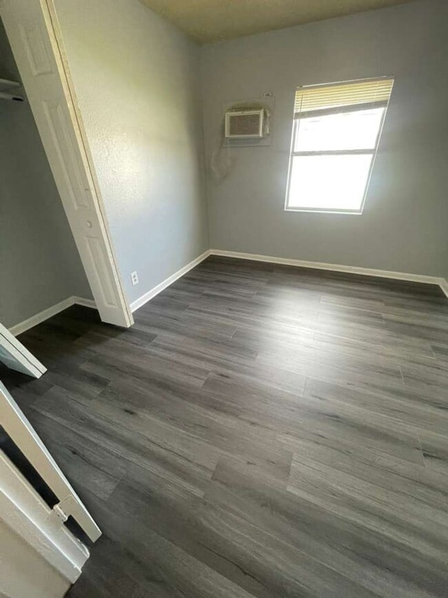 Building Photo - Cute and Cozy 2/1 in Mulberry- Apply FOR FREE now!!