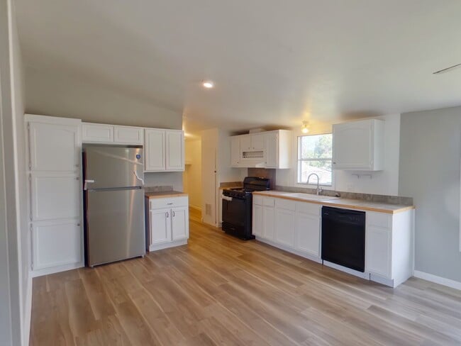 Building Photo - 2320 E MacArthur Rd