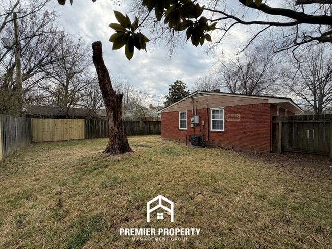 Building Photo - Cozy 3BR Memphis Home with Fenced Yard, Bright Living Space & Convenient Layout