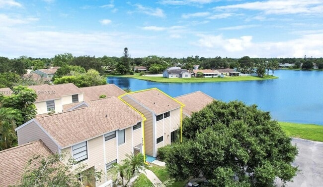 Building Photo - 402 Lakewood Ct