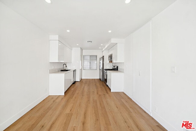 Building Photo - 919 S Sherbourne Dr