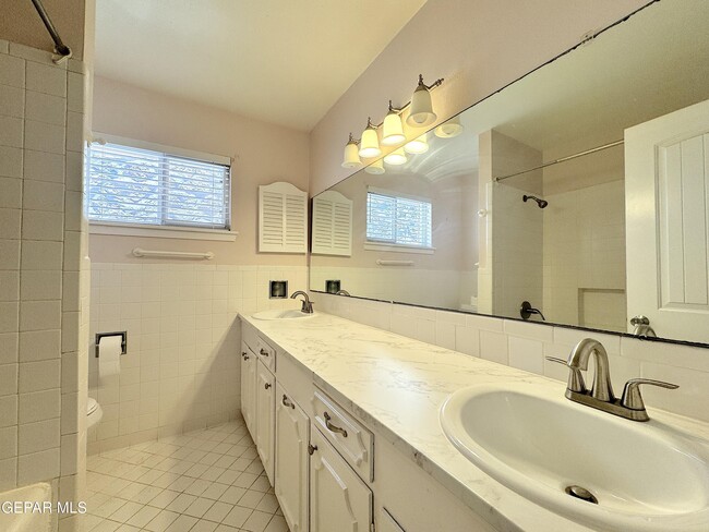 Building Photo - 5801 Beaumont Pl