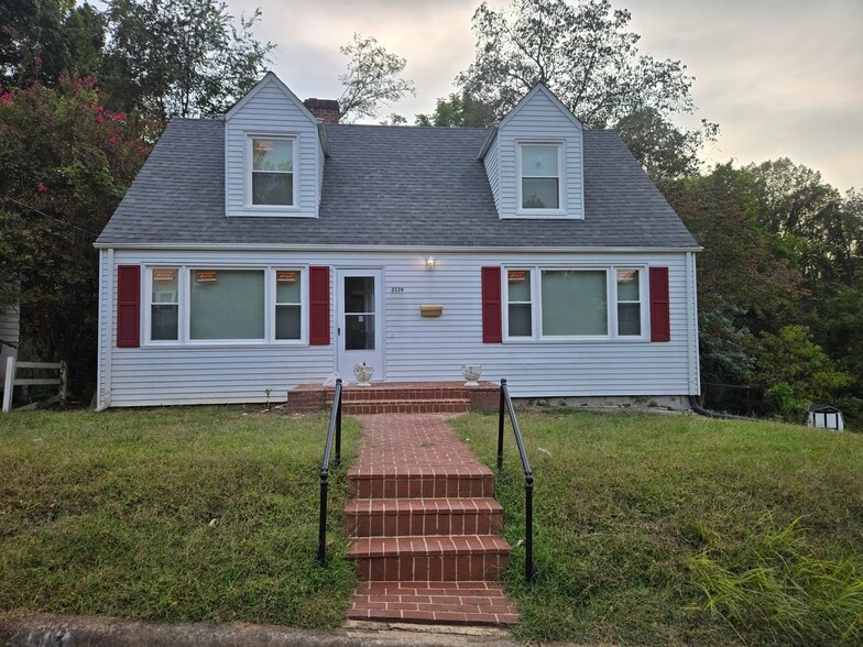 Primary Photo - 2139 Baxter St