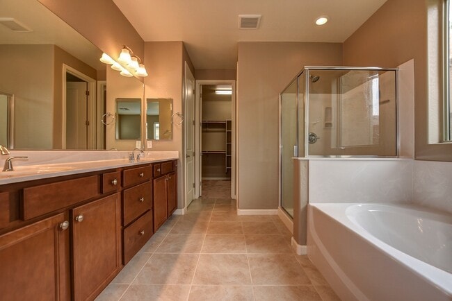Building Photo - Beautiful custom home in The Dells!