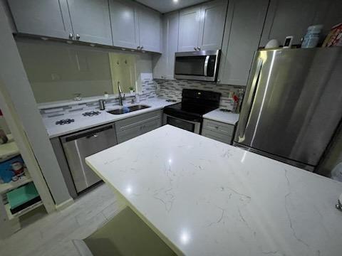 Building Photo - 806 W 24th St