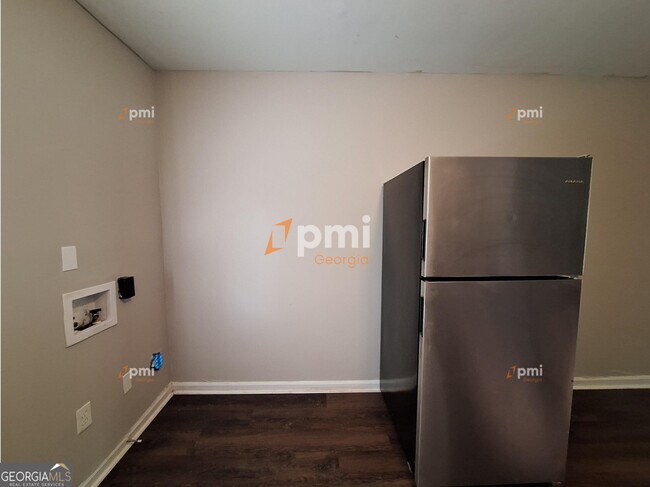 Building Photo - 217 Greenbriar Dr
