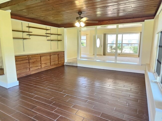 Building Photo - Venice Island – North of Venice Ave - Annual Single Family Home– Minutes from Venice Beach, Mains...