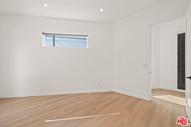 Building Photo - 257 S Park View St