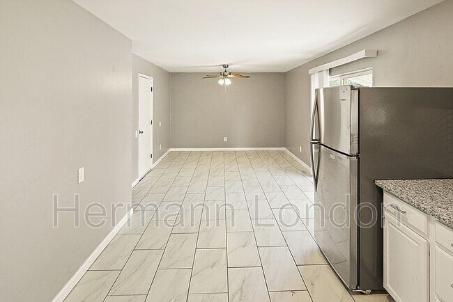 Building Photo - 2365 N Pointe Ln