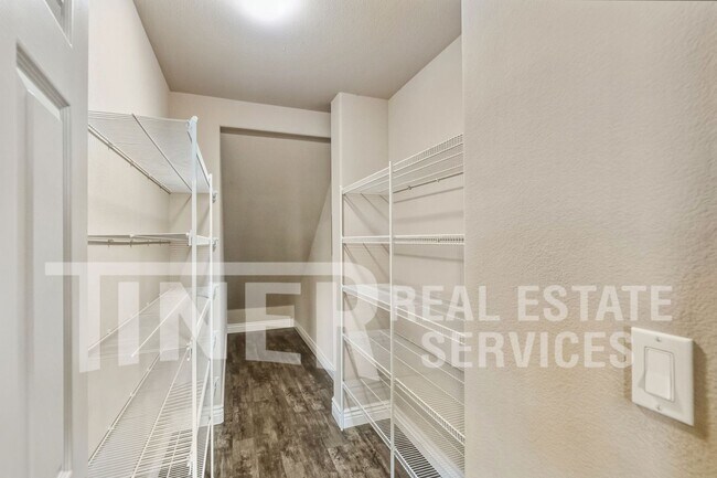 Building Photo - 3576 Hume St