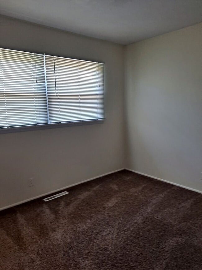 Building Photo - ALL PROSPECTIVE TENANTS MUST SUBMIT A $58 ...